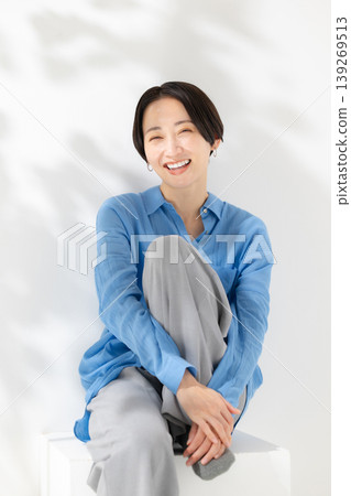 微笑的中年婦女肖像 139269513