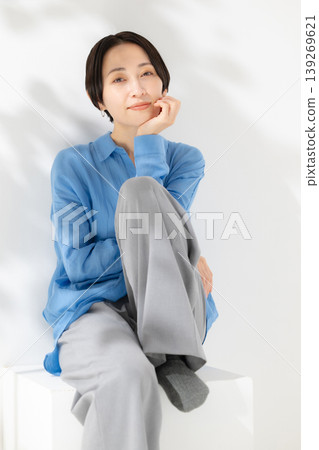 微笑的中年婦女肖像 139269621