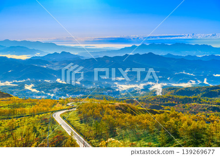 從富士見停車場看到的壯麗景色：雲海、秋葉、落葉松和竹草交織成五彩繽紛的秋色。 139269677