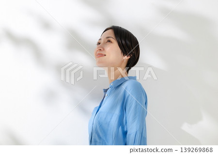 Refreshing middle woman Refreshing middle woman 139269868