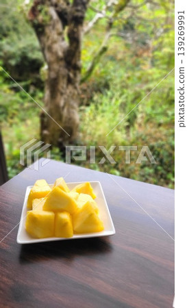 切片菠蘿盛放在白色盤子裡 切片菠蘿盛放在白色盤子裡 139269991