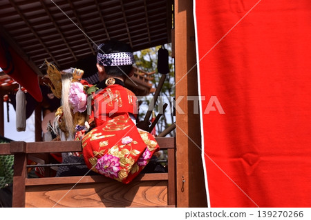 在日本愛知縣犬山市舉行的犬山春季祭上,可以看到一名男孩坐在祭典花車上,身穿金色內衣,敲著小鼓。 在日本愛知縣犬山市舉行的犬山春季祭上,可以看到一名男孩坐在祭典花車上,身穿金色內衣,敲著小鼓。 139270266