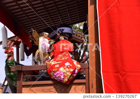 在日本愛知縣犬山市舉行的犬山春季祭上,可以看到一名男孩坐在祭典花車上,身穿金色內衣,敲著小鼓。 在日本愛知縣犬山市舉行的犬山春季祭上,可以看到一名男孩坐在祭典花車上,身穿金色內衣,敲著小鼓。 139270267