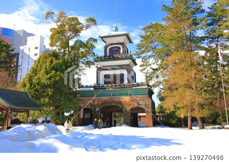 [Ishikawa Prefecture] The silvery gate of Oyama Shrine 139270498
