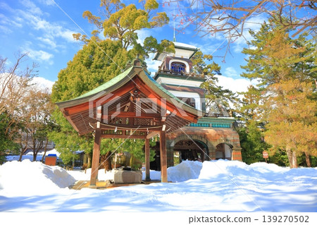 [Ishikawa Prefecture] The silvery gate of Oyama Shrine 139270502