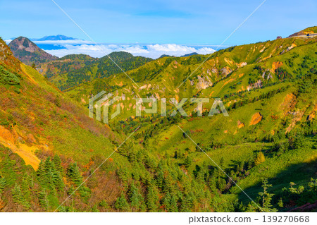 秋季滋賀草津高原路線：從分水嶺可以欣賞到秋色斑斕的山坡和綿延的山脈的壯麗景色。 139270668