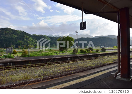 Platform and surrounding townscape of Seki Station on the Kansai Main Line, Kameyama City, Mie Prefecture. Platform and surrounding townscape of Seki Station on the Kansai Main Line, Kameyama City, Mie Prefecture. 139270810