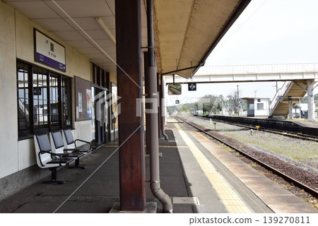 Platform and surrounding townscape of Seki Station on the Kansai Main Line, Kameyama City, Mie Prefecture. Platform and surrounding townscape of Seki Station on the Kansai Main Line, Kameyama City, Mie Prefecture. 139270811