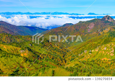 從海拔 2119 公尺處看到的景色:北阿爾卑斯山脈在雲海中若隱若現,山坡染上了秋天的色彩。 從海拔 2119 公尺處看到的景色:北阿爾卑斯山脈在雲海中若隱若現,山坡染上了秋天的色彩。 139270854