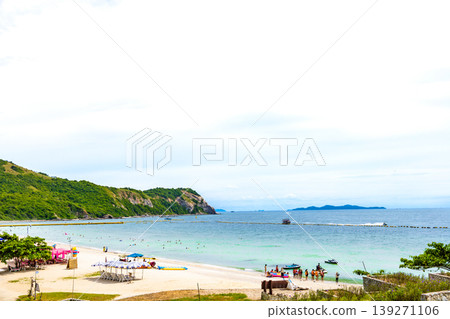 A beach with a wide expanse of blue ocean A beach with a wide expanse of blue ocean 139271106