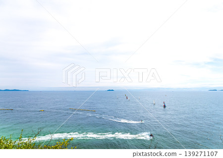 海景熱鬧非凡,各種水上活動層出不窮。 海景熱鬧非凡,各種水上活動層出不窮。 139271107