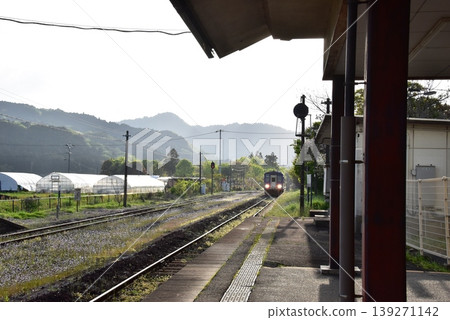 關西本線關山站的月台和進站列車，位於三重縣龜山市。 139271142
