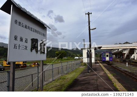 關西本線關山站的月台和駛過的列車，位於三重縣龜山市。 139271143