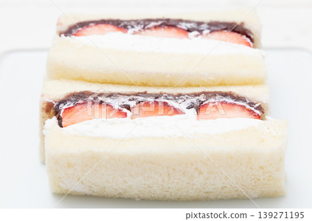 草莓紅豆奶油三明治，內餡是美味的草莓、新鮮奶油和紅豆泥。 139271195