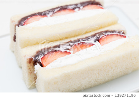 草莓紅豆奶油三明治，內餡是美味的草莓、新鮮奶油和紅豆泥。 139271196