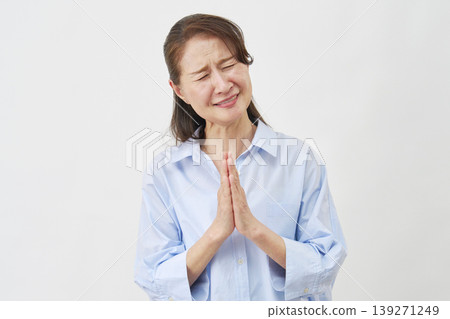 白色背景上的老婦人乞討 139271249