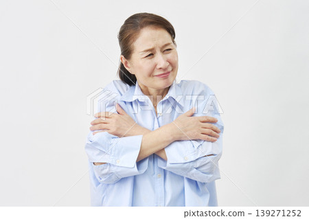 老婦人，感覺寒冷，白色背景 139271252
