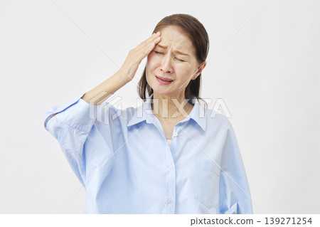 白色背景上的頭痛女子 139271254