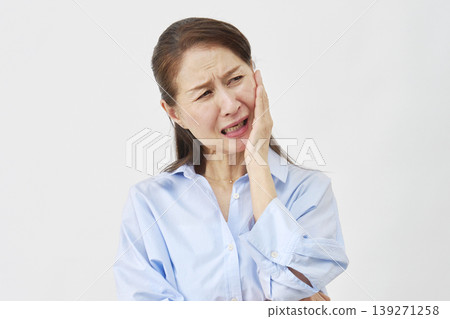 白色背景上的女子牙痛 139271258