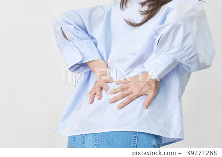 女性，腰痛，白色背景，無臉。 139271268