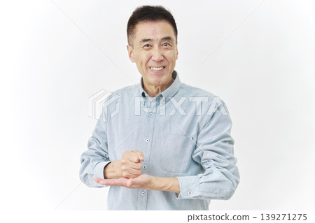 一位男士對白色背景感到滿意。 139271275