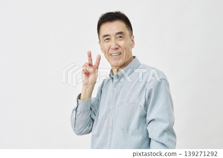 白色背景上的男子做出和平手勢 139271292