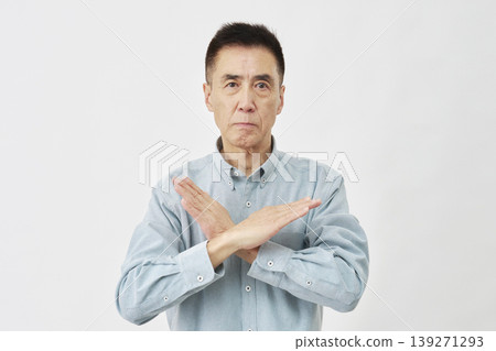 一名男子在白色背景前做出「X」形手勢。 139271293