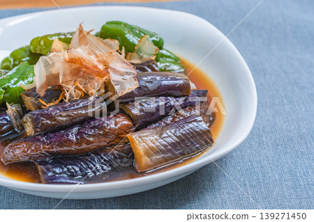 烤茄子和甜椒，用日式高湯醃製。 139271450