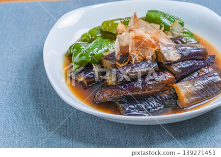 烤茄子和甜椒，用日式高湯醃製。 139271451