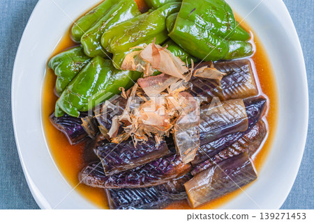 烤茄子和甜椒，用日式高湯醃製。 139271453