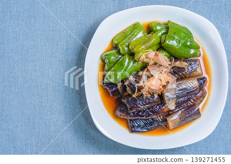 烤茄子和甜椒，用日式高湯醃製。 139271455
