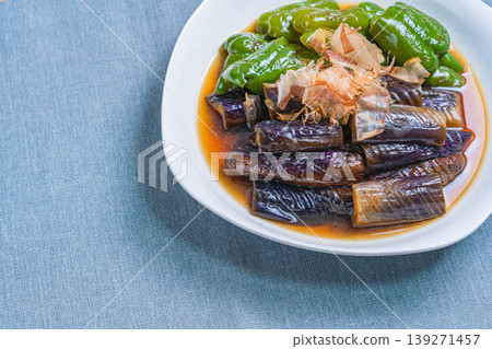 烤茄子和甜椒，用日式高湯醃製。 139271457