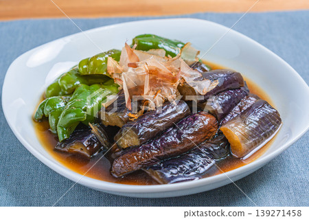 烤茄子和甜椒，用日式高湯醃製。 139271458