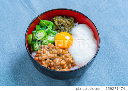 糯米飯碗:米飯上放有納豆、秋葵、磨碎的山藥、海苔和蛋黃。 糯米飯碗:米飯上放有納豆、秋葵、磨碎的山藥、海苔和蛋黃。 139271474