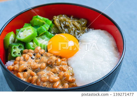 糯米飯碗：米飯上放有納豆、秋葵、磨碎的山藥、海苔和蛋黃。 139271477