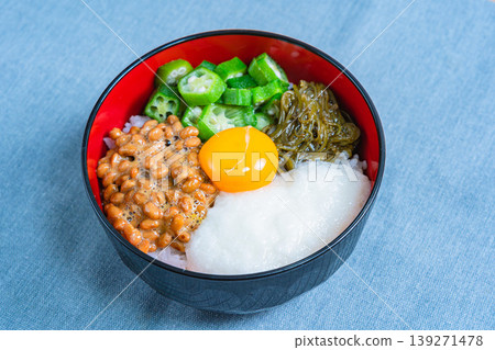糯米飯碗：米飯上放有納豆、秋葵、磨碎的山藥、海苔和蛋黃。 139271478