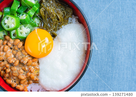 糯米飯碗:米飯上放有納豆、秋葵、磨碎的山藥、海苔和蛋黃。 糯米飯碗:米飯上放有納豆、秋葵、磨碎的山藥、海苔和蛋黃。 139271480