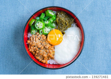 糯米飯碗：米飯上放有納豆、秋葵、磨碎的山藥、海苔和蛋黃。 139271481