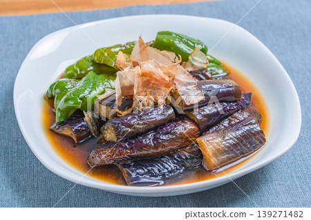 烤茄子和甜椒,用日式高湯醃製。 烤茄子和甜椒,用日式高湯醃製。 139271482