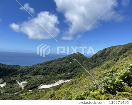 藍天、青山，遠方是浩瀚的海。 139271495