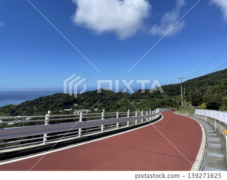 一條彎曲的道路通往大海和藍天 一條彎曲的道路通往大海和藍天 139271625