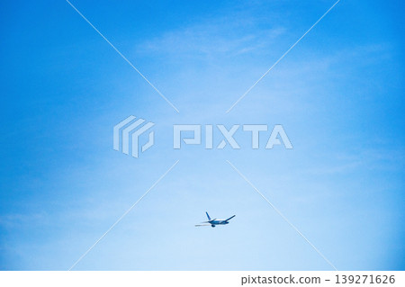 飛機飛向天空 飛機飛向天空 139271626