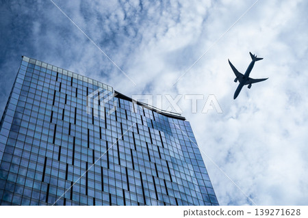 飛機低空飛過市中心 飛機低空飛過市中心 139271628