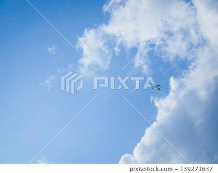 飛機在高空飛翔 飛機在高空飛翔 139271637