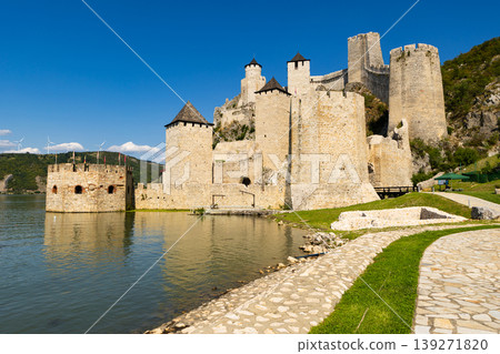 Nine tall towers of Golubac fortress are interconnected by wide stone walls. 139271820