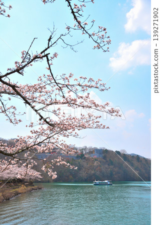Enakyo Gorge in spring, Gifu Prefecture, with cherry blossoms in full bloom. Enakyo Gorge in spring, Gifu Prefecture, with cherry blossoms in full bloom. 139271902