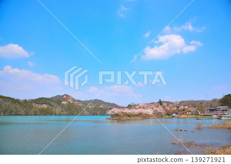 Enakyo Gorge in spring, Gifu Prefecture, with cherry blossoms in full bloom. Enakyo Gorge in spring, Gifu Prefecture, with cherry blossoms in full bloom. 139271921