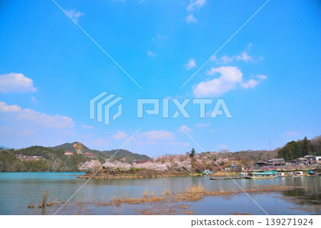 Enakyo Gorge in spring, Gifu Prefecture, with cherry blossoms in full bloom. Enakyo Gorge in spring, Gifu Prefecture, with cherry blossoms in full bloom. 139271924