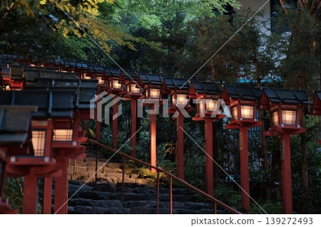黃昏時分,燈籠的光芒照亮了通往神社的道路,生機勃勃的新生綠植,以及石階營造出的奇幻氛圍,共同構成了一幅神奇的景象。 黃昏時分,燈籠的光芒照亮了通往神社的道路,生機勃勃的新生綠植,以及石階營造出的奇幻氛圍,共同構成了一幅神奇的景象。 139272493