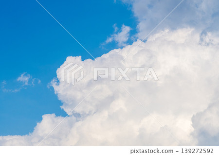白色的積雨雲鋪滿藍天，構成了夏日景象。 139272592
